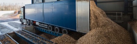 Polttoaineen purku / Biomass truck unloading